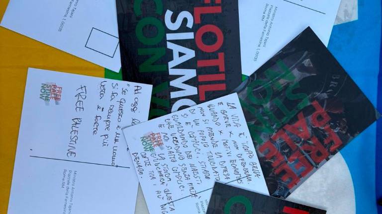 A Santarcangelo il “Gazabo”: centinaia di cartoline per Tajani