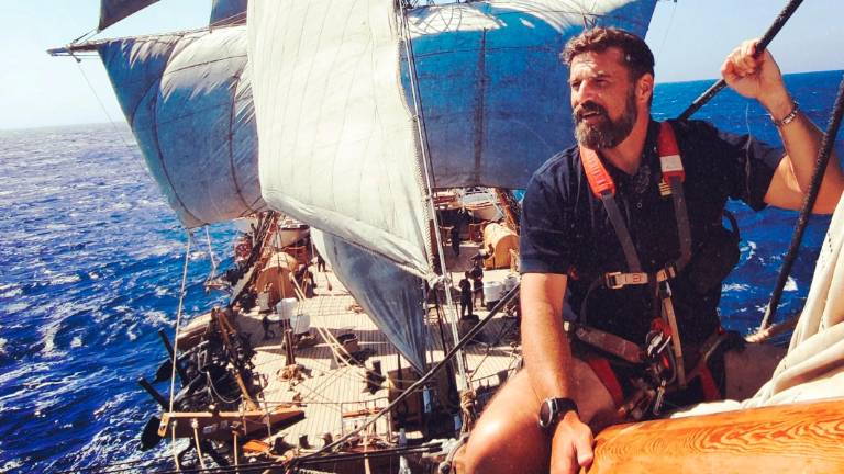 Bacchi (nato il 1° aprile del 1970) sul bompresso del Vespucci