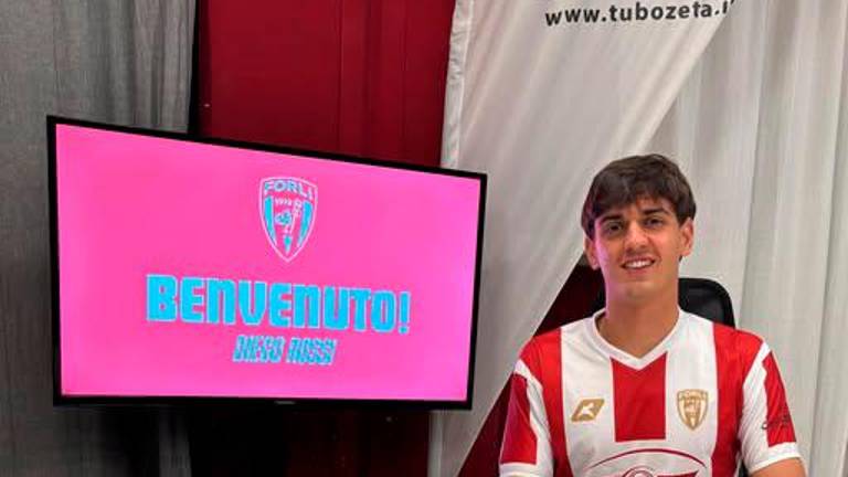 Un’immagine di Diego Rossi nella sede del Forlì mentre firma il contratto (foto FC FORLI’)