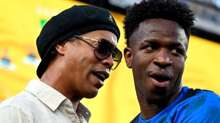 Ronaldinho scherza con l’attuale attaccante del Real Madrid e del Brasile, Vinicius