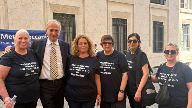 Il sindaco Zattini con alcune manifestanti