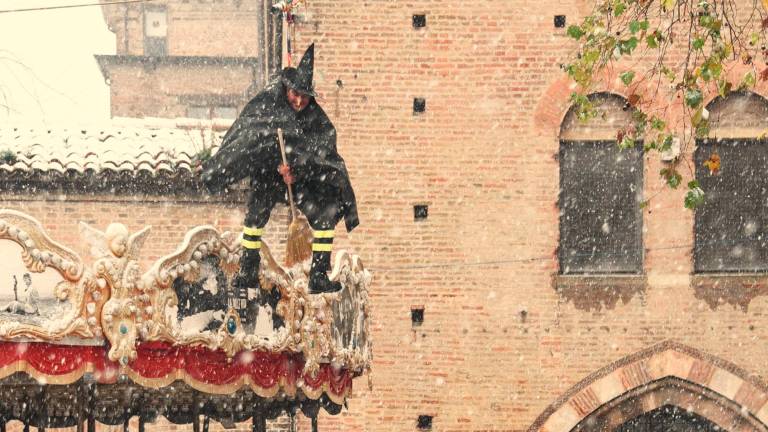 Rimini. La Befana dei pompieri in piazza Malatesta. FOTOGALLERY Migliorini