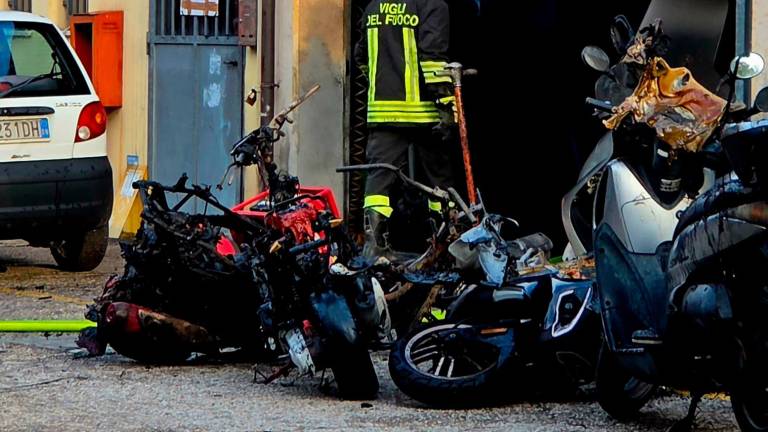 Santarcangelo, scoppia un incendio all’officina di riparazione di moto e scooter - Gallery