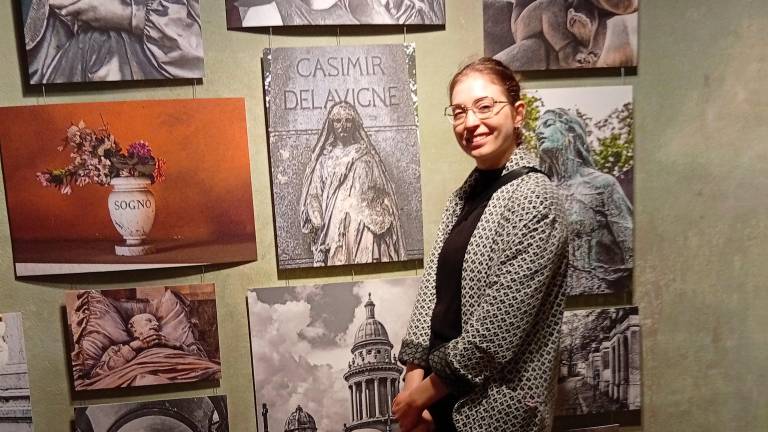 Euroa Casadei davanti ad alcune foto scattate per la tesi ed esposte a Monza