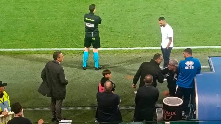 Fiorenzo Treossi blocca John Aiello che era entrato senza averne i requisiti nel recinto di gioco