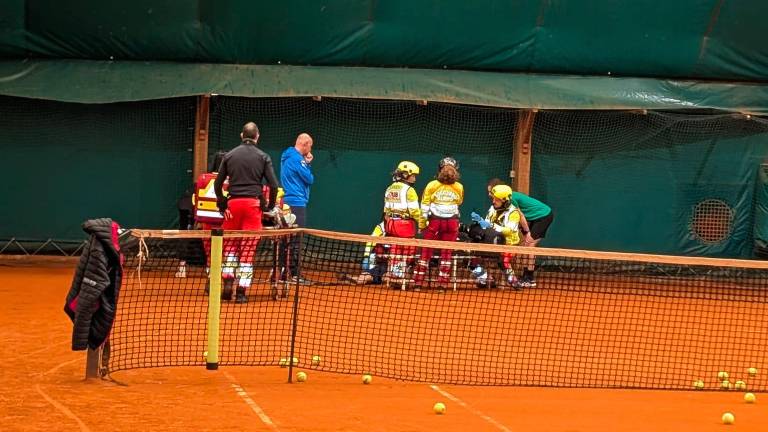 I soccorsi al giocatore infortunatosi al Circolo Tennis di Lugo