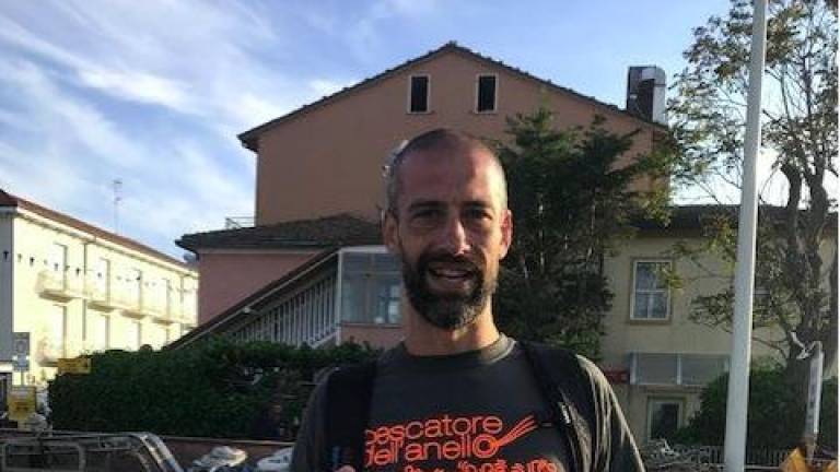 Marco Mengoni con l’anello