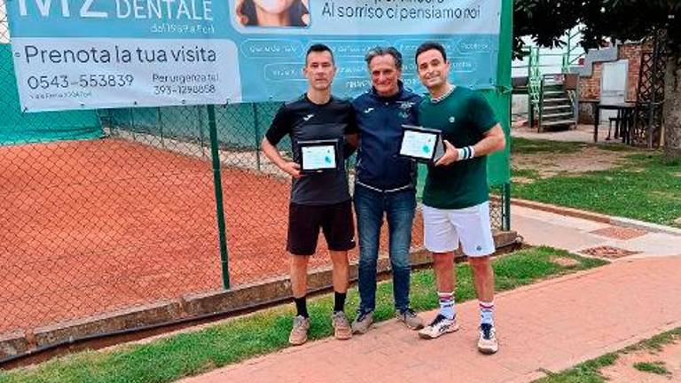 Graziano Farolfi premia i finalisti del tabellone Over 45 al Forum