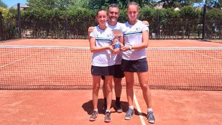 La squadra Under 16 femminile del Tc Faenza con il maestro Marco Poggi