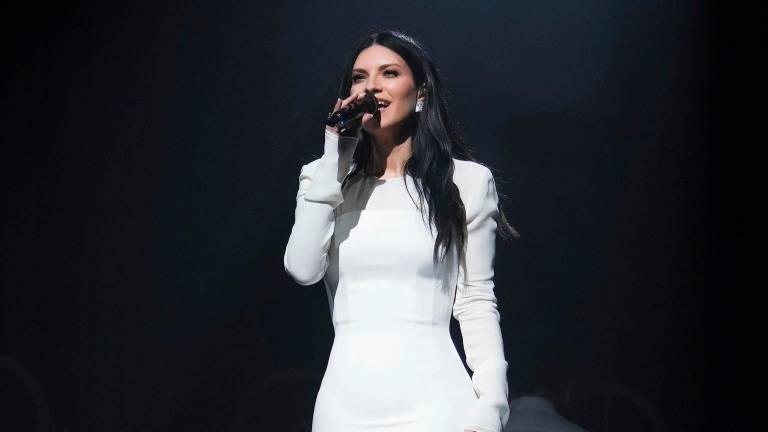 Alberta Ferretti veste Laura Pausini a Sanremo ed è subito “wow!”. E arriva pure Fabio De Luigi / LA GALLERY