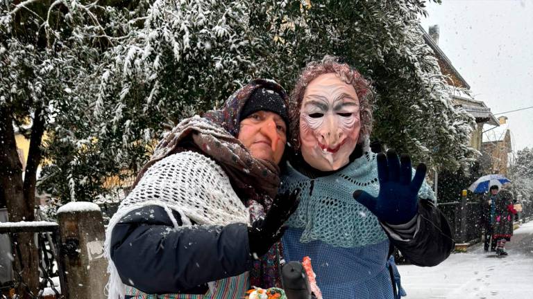 Ravenna, nonostante la neve la Befana è arrivata dal cielo, dal mare e... sui pedali