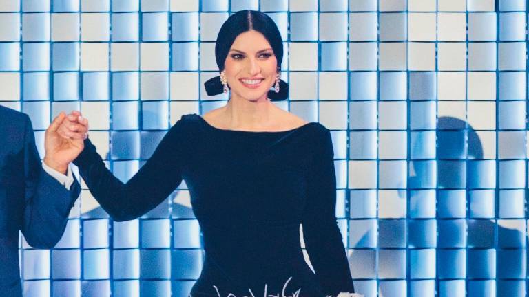 Alberta Ferretti veste Laura Pausini a Sanremo ed è subito “wow!”. E arriva pure Fabio De Luigi / LA GALLERY