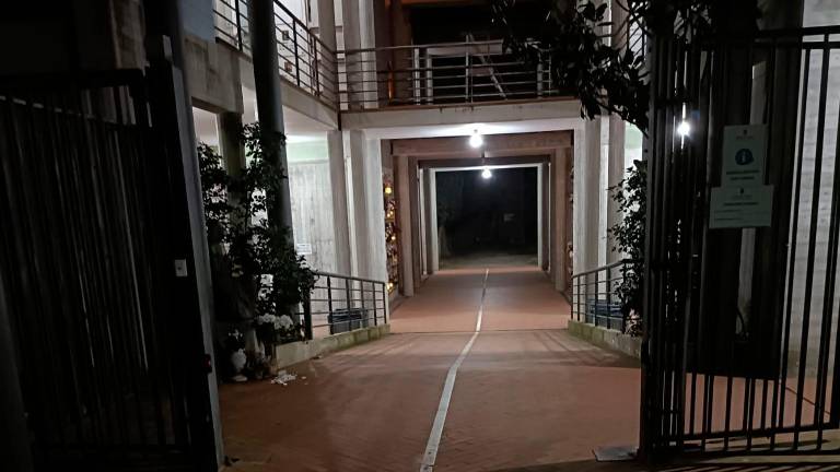 Cesena, cancello aperto tutta la notte al cimitero: «Rischio di furti e bivacchi»