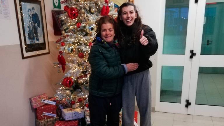 Rimini, trova una borsa con soldi e documenti, la porta ai carabinieri e incontra la proprietaria