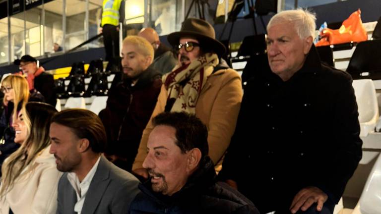 Nicola Di Matteo, in primo piano, e al suo fianco Daniele Ferro in una foto scattata sabato a Piancastagnaio:sopra di loro, da sinistra, Zakaria Masina, il direttore generale Pierluigi Petritola e il direttore sportivo Michele Ciccone