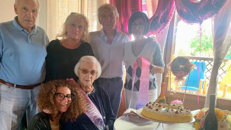 Cesena, a 100 anni Sofia usa lo smartphone con disinvoltura: “Non pensavo che in tanti si ricordassero del mio compleanno”