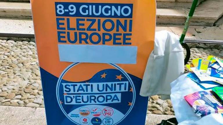 Il nastro bianco a coprire la scritta “vota”
