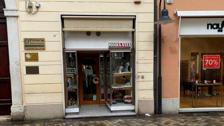 Ravenna, vetrine spente, serrande abbassate: la “crisi” di via Mazzini e via Diaz - Gallery