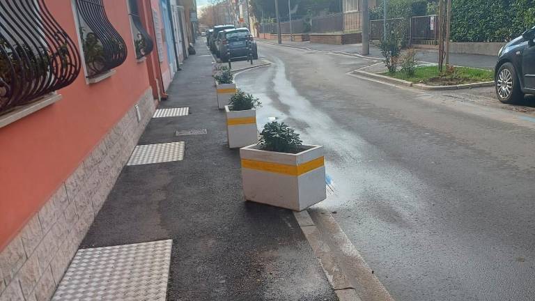 La fioriera spostata dalle auto