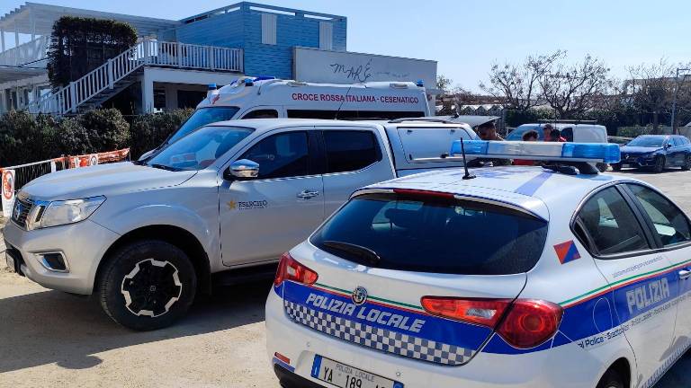 Cesenatico, gli artificieri fanno brillare la bomba in spiaggia VIDEO