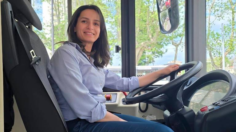 Rimini, “cambio vita e vado a guidare i bus”: la festa della mamma di Yosra, autista di Start Romagna