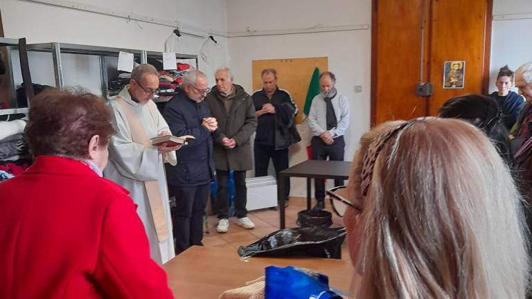 La benedizione per la riapertura degli spazi per la Caritas