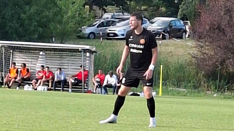 In alto i tifosi giallorossi al seguito della squadra ad Acquapartita