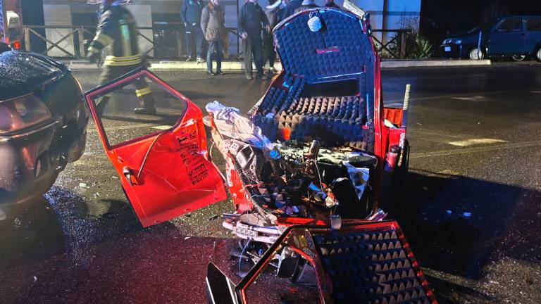 Mercato Saraceno, scontro tra Ape e auto, grave un 18enne. L’altro conducente positivo all’alcol