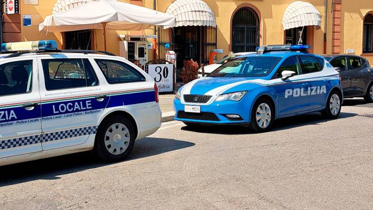 Cesenatico, controlli in stazione: fratelli con il coltello a serramanico