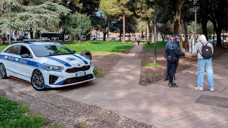 Ravenna, gioca a pallone nella rotonda: multato e allontanato