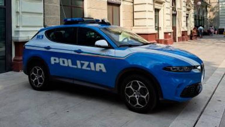 Rimini, gira in zona stazione con una pistola giocattolo senza tappo rosso: 20enne denunciato