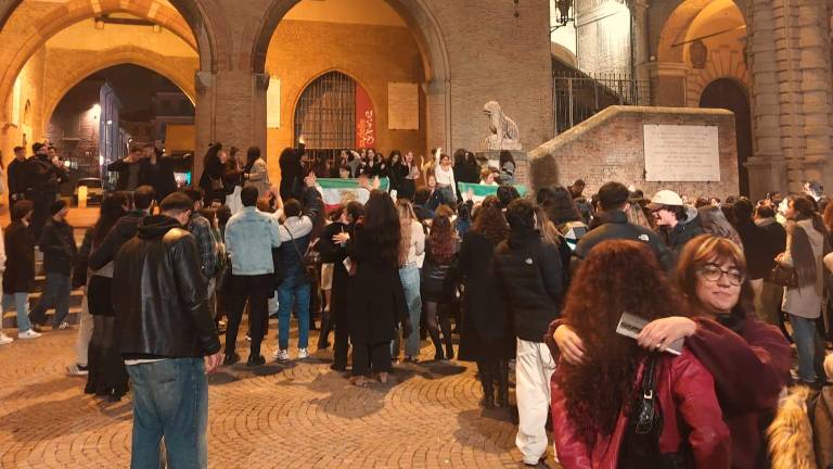 Rimini. Ragazzi e ragazze iraniani festeggiano in piazza Cavour. VIDEO