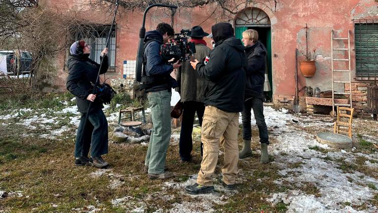 A sinistra Clara Ferri sul set del suo film, a destra la troupe di colleghi studenti e attori in una delle location scelte per il corto