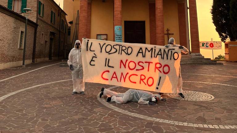 Misano. La protesta contro il deposito di amianto
