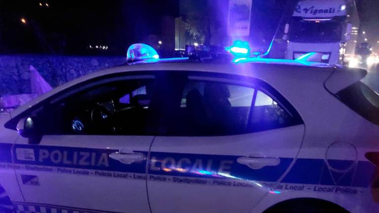 La polizia locale in azione la notte del 31 ottobre