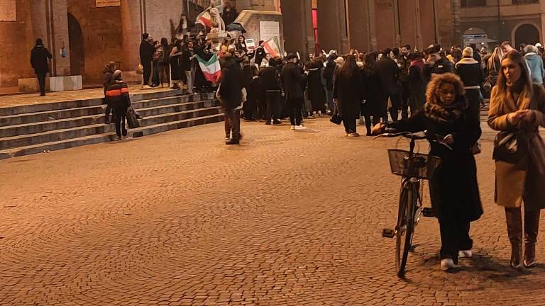 Rimini. Ragazzi e ragazze iraniani festeggiano in piazza Cavour. VIDEO