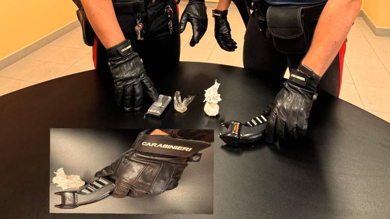 Ravenna, tradito dal nervosismo al posto di blocco: 26enne arrestato con cocaina e pistola stordente