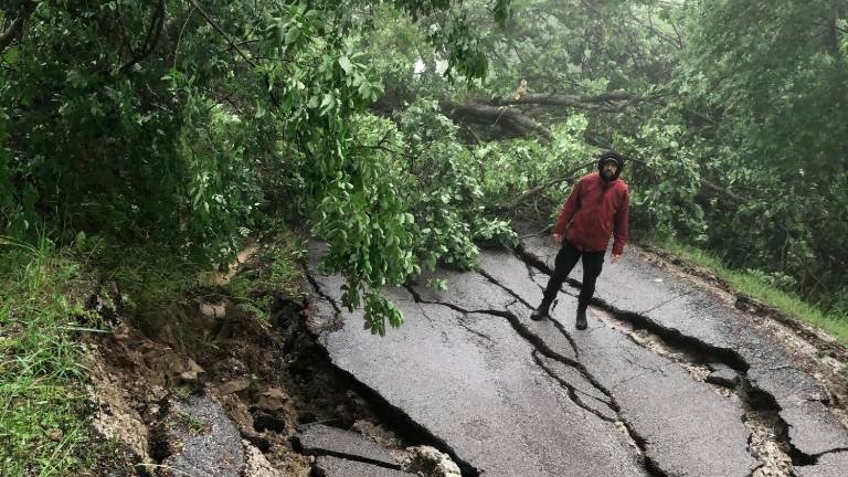 Una delle frane sulla strada per Nuvoleto