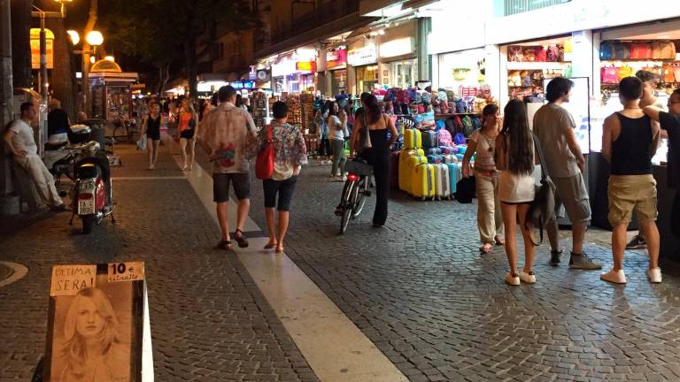 Negozi di chincaglieria sul lungomare di Rimini
