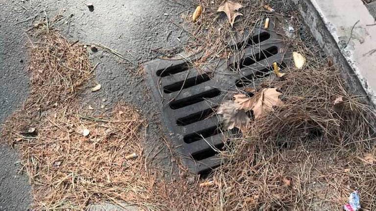 La grata del tombino ha ceduto sotto il pedone