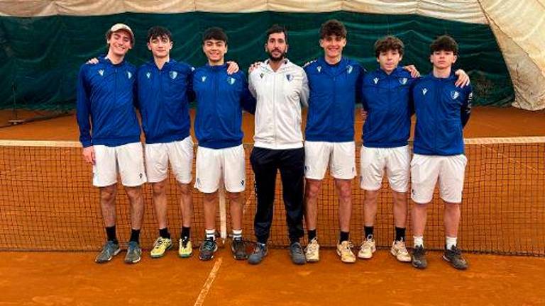La formazione del Tennis Club Riccione A con il capitano Antonino Lo Paro