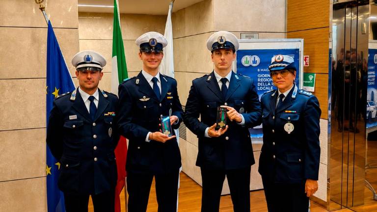 Massa Lombarda, sventarono il suicidio di un uomo armato di pugnale: premiati due agenti di Polizia Locale