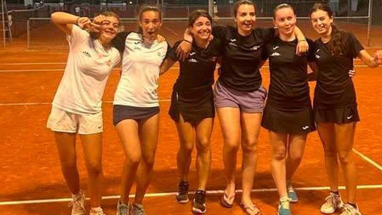 I festeggiamenti della formazione del Tc Ippodromo promossa in B2 femminile
