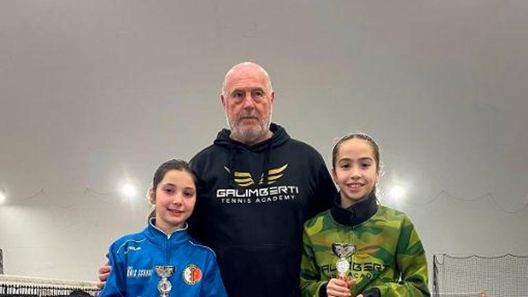 Nazario Boni premia le finaliste del torneo Under 10 femminile