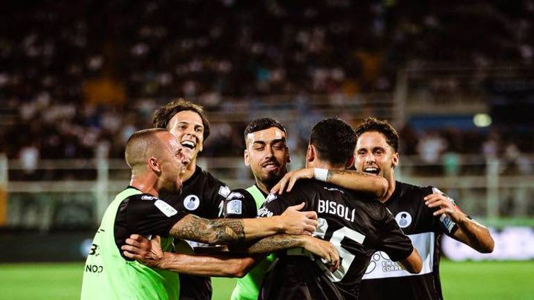 Tommaso Arrigoni, a sinistra con la pettorina, festeggia il gol di Dimitri Bisoli a Pescara foto Luigi Rega