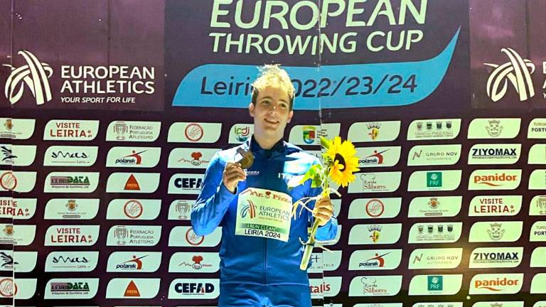 Giovanni Frattini festeggia la vittoria in Coppa Europa sul podio di Leira