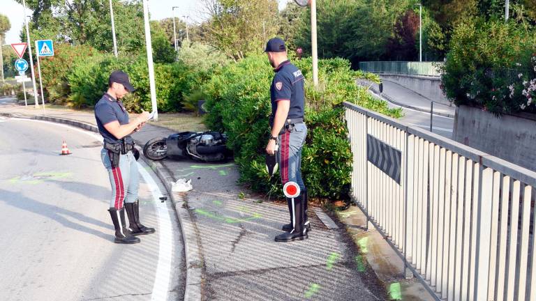 Riccione, con lo scooter finisce sul marciapiede di una rotonda e cade: trasportato al Bufalini