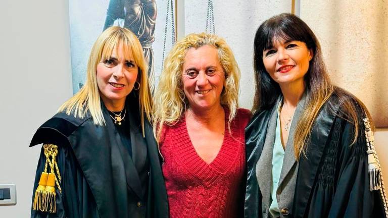 Da sinistra l’avvocata Velca Artusi, Cristina Olivi e l’altra legale che l’ha assistita Michela Bravi