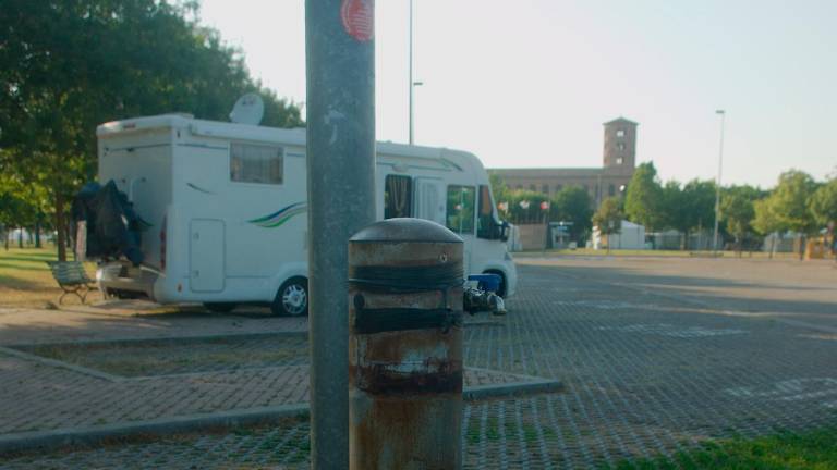 Ravenna, annullate le multe ai camper rom. Il giudice: «E’ semplice sosta»