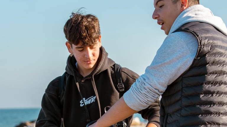 Rimini, gli studenti incontrano il mondo della pesca e puliscono la spiaggia GALLERY